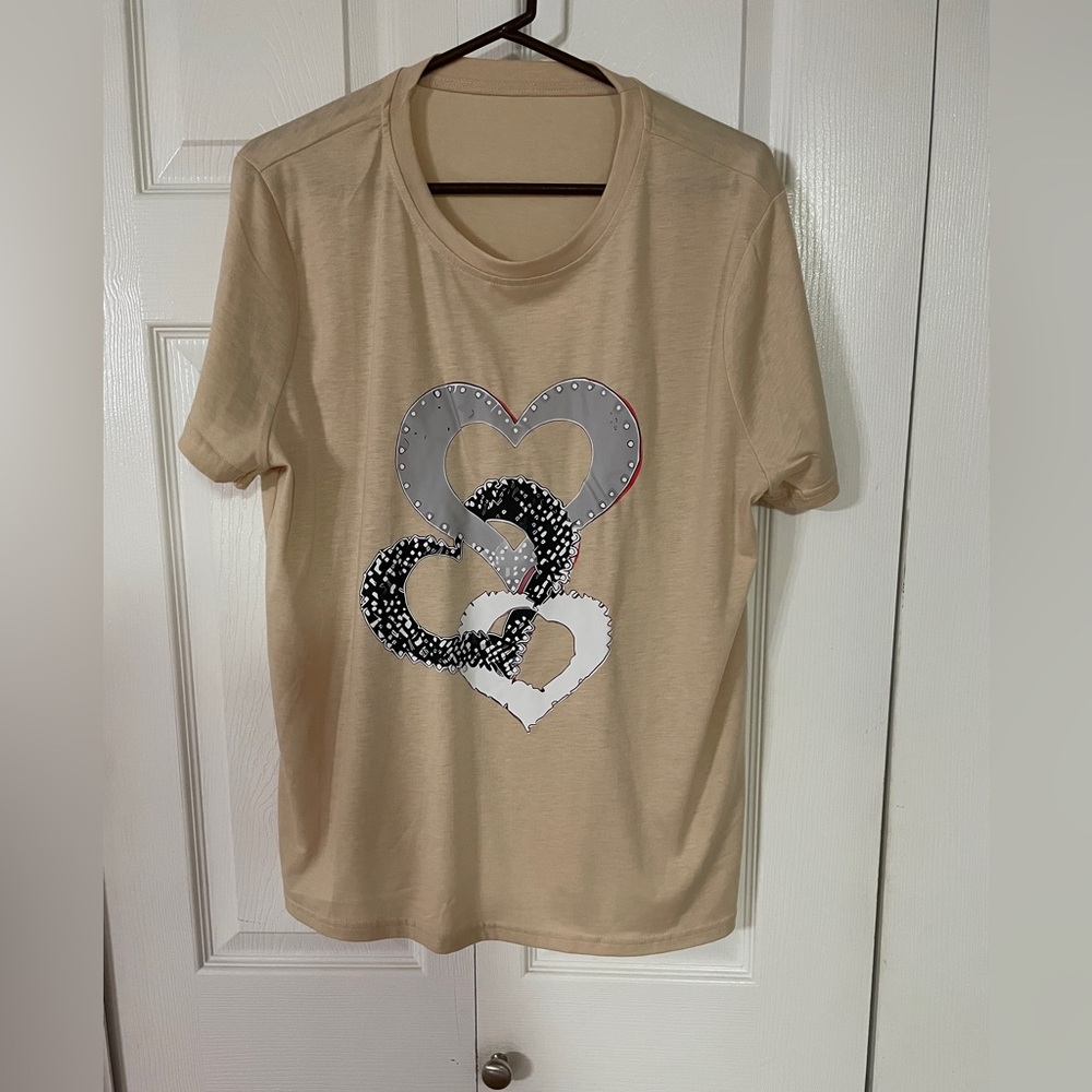 🦋Beige T-Shirt with Heart Design - Picture 2 of 2